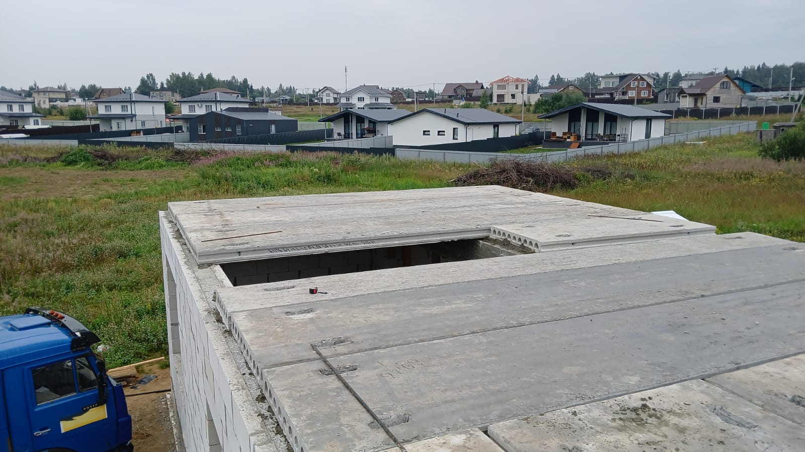 sovremennyj dvuhetazhnyj dom s ploskoj kryshej